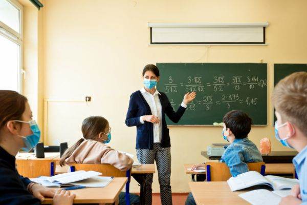Elevii din opt unităţi şcolare din judeţul Iaşi vor începe şcoala în scenariul roşu
