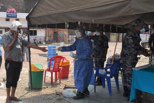 Nepalul se clatină în pragul unei crize sanitare la fel de devastatoare ca şi cea a Indiei