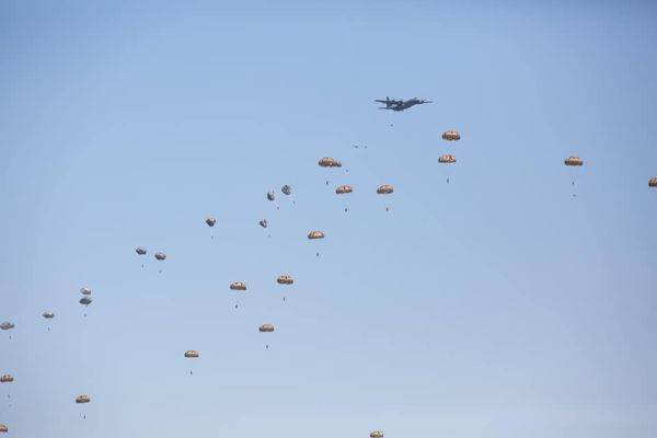 1000 de paraşutişti au aterizat pe aerodromul Bazei Aeriene din Boboc