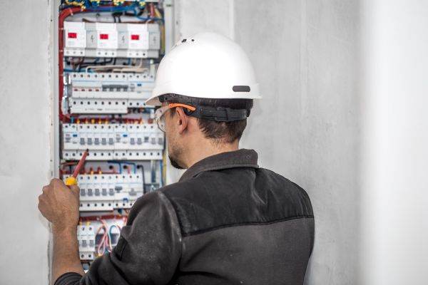 Criza acută de meseriaşi determină companiile să recruteze angajaţi de pe băncile şcolilor