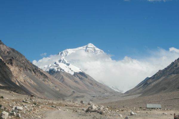 China a suspendat expediţiile pe Everest de pe teritoriul său