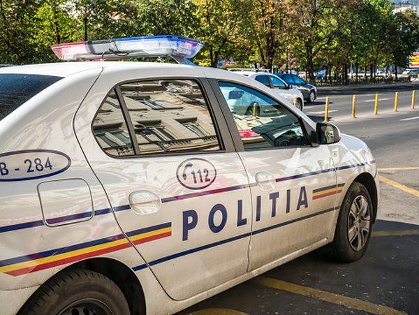 Percheziţii pentru probarea unor infracţiuni de corupţie în care sunt suspectaţi 25 de agenţi de poliţie