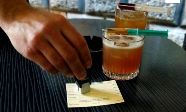 ''Pfizerr'' sau ''Monderna'', noile cocktailuri inspirate de vaccinurile anti-COVID, servite într-un bar din Croaţia
