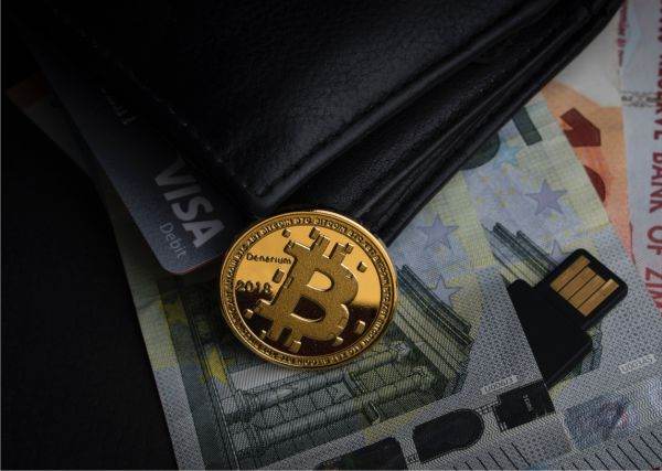 Bitcoin s-a dat de trei ori peste cap, până la 30.000 de dolari
