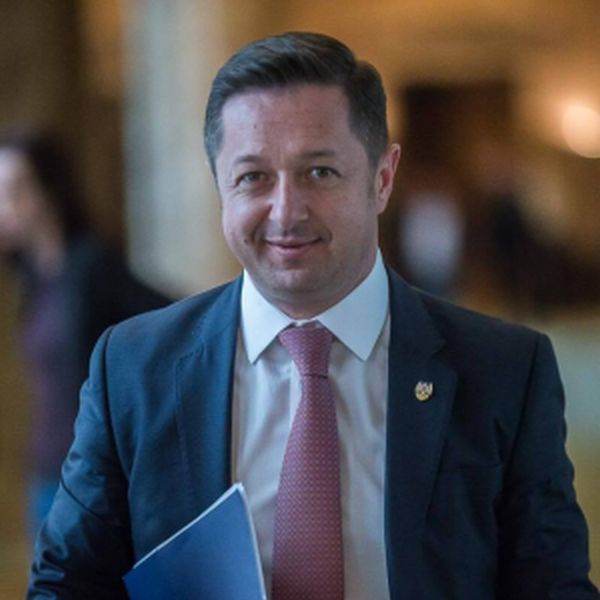 ''Năsui trebuie să plece, a greşit prea mult, prea grav, prea des''