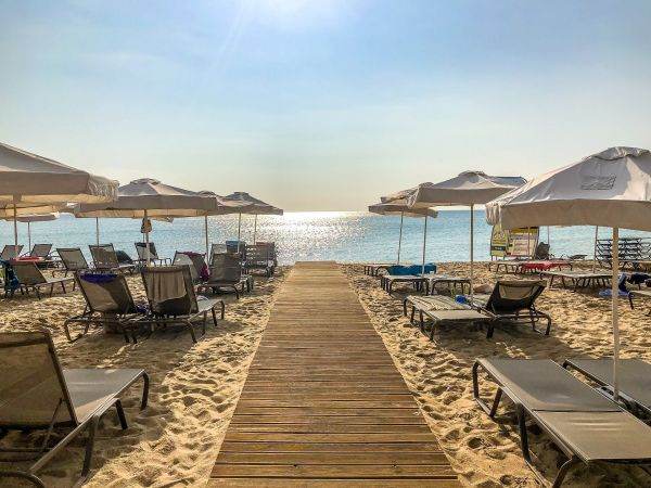 Turişti care au făcut COVID pot merge în Grecia sau Bulgaria fără teste PCR sau vaccin