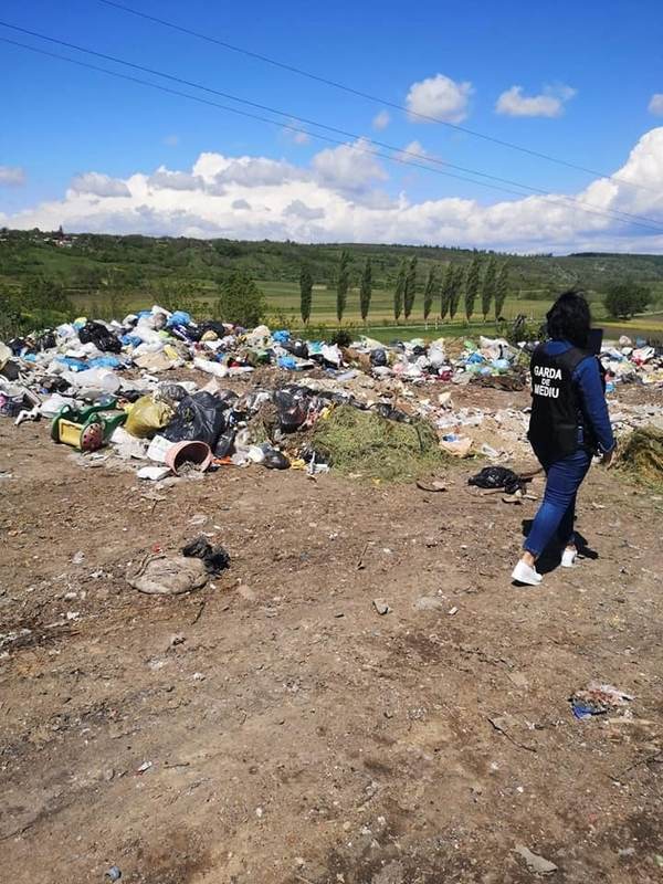 Localităţi îngropate în gunoaie, primării asaltate cu amenzi