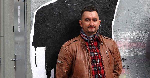 Opozantul care şi-a înfipt un stilou un gât a revenit la închisoare
