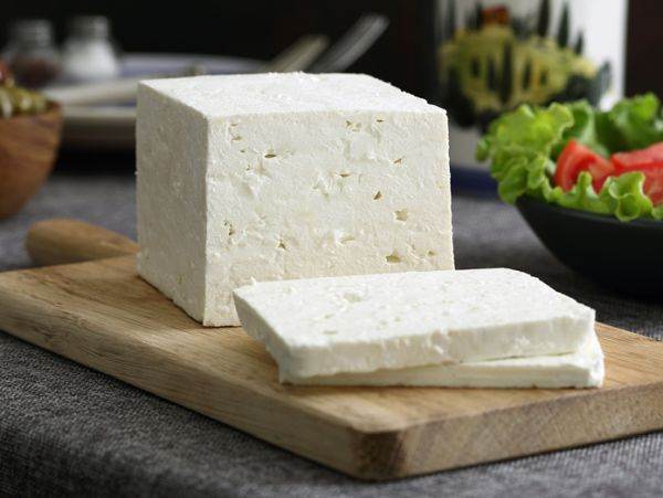 Una din trei mărci de brânză Feta conţine clorură de calciu