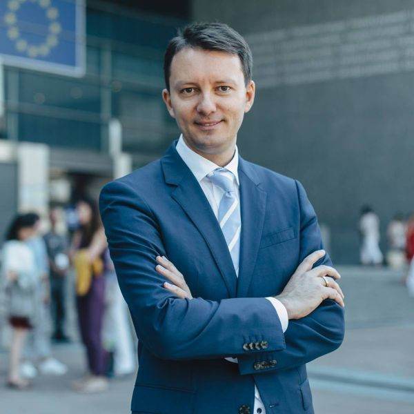 "Comisia Europeană trebuie să se asigure că există echilibru între investiţii şi reforme în PNRR"