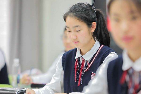 Liceenii din China diagnosticaţi cu COVID-19 susţin examenul de bacalaureat în izolare