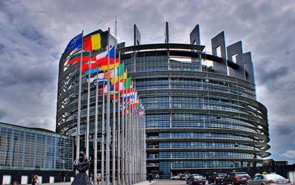 Parlamentul European cere oprirea plăţilor de fonduri europene către firmele controlate de premierul ceh