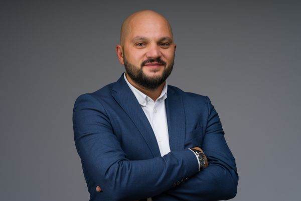 "Prima şi cea mai importantă tendinţă a fost trecerea mult mai multor clienţi în online, care au început să cumpere produse tot mai variate. Dacă înainte de pandemie, livram cu precădere electrocasnice, piese de mobilier sau cărţi, acum oamenii îşi fac online inclusiv cumpărăturile de la supermarket. Pe lângă faptul că sunt sigure din punct de vedere sanitar, pandemia i-a mai învăţat pe oameni că achiziţiile online sunt şi foarte comode. Nu mai alergi prin magazine, nu mai pierzi timp deplasându-te din punctul A în punctul B. Stai în faţa calculatorului, cauţi, compari, comanzi şi dacă nu-ţi convine poţi face retur la fel de uşor precum ai comandat. Aşadar, perioada aceasta i-a învăţat pe oameni cât de simplu este să cumperi online. Există în continuare o reticenţă la a cumpăra alimente online, dar şi aceste produse sunt pe creştere puternică. Apoi, oamenii au căpătat o mai mare încredere în plăţile online. Dacă înainte foarte multe dintre comenzi se plăteau ramburs, pandemia a dus şi la o explozie a plăţilor cu cardul, pentru a evita contacul fizic cu banii".