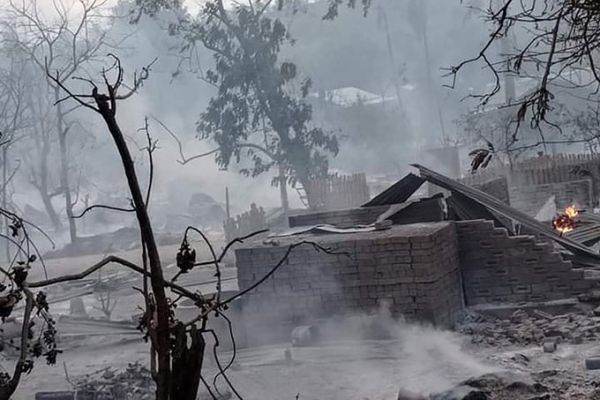 Armata din Myanmar a incendiat un sat 