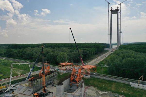 Infiltraţiile de la podul suspendat peste Dunăre nu afectează structura acestuia