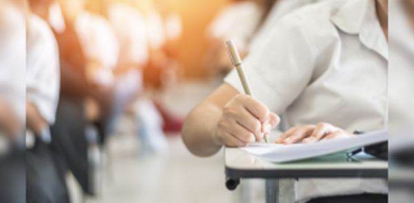 Elevii claselor a VIII-a susţin proba scrisă la Limba şi literatura română