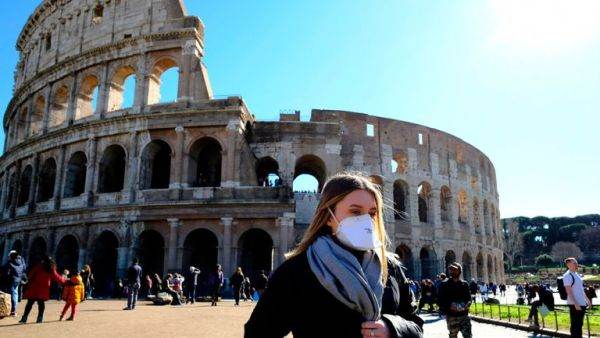Italia ridică obligativitatea purtării măştii în aer liber 