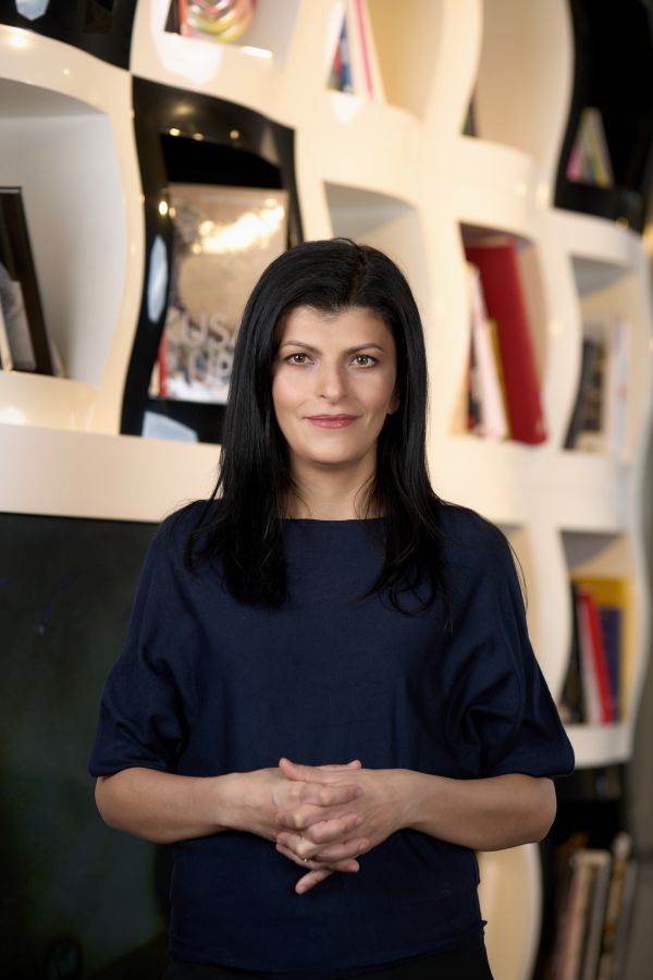 Luminiţa Florea, Director People & Culture în cadrul Philip Morris România, are o experienţă de aproape 18 ani în Resurse Umane, în diverse roluri şi în domenii foarte variate, de la telecom la petrol & gaze, pharma şi tutun. În 2012 s-a alăturat Philip Morris România, iar din 2017 a preluat funcţia de Director People & Culture pentru ambii afiliaţi Philip Morris în România (fabrica şi entitatea comercială) şi este responsabilă, împreună cu echipa ei, de definirea şi implementarea strategiei de resurse umane. Luminiţa Florea spune că în cei nouă ani petrecuţi în companie nu a fost doar martorul schimbării prin care trece Pilip Morris, ci a experimentat şi o transformare în plan personal, o călătorie de care s-a bucurat în fiecare moment.