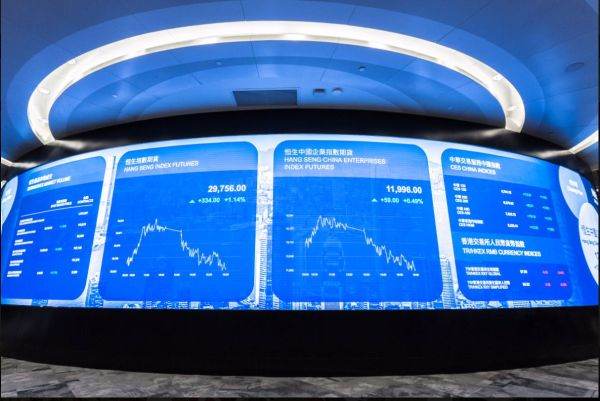 Semestru record pentru Bursa din Hong Kong, în privinţa sumelor atrase prin IPO-uri