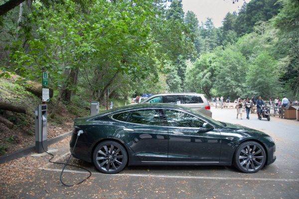 Vânzările de maşini electrice cresc, pe măsură ce ţintele climatice ale UE accelerează