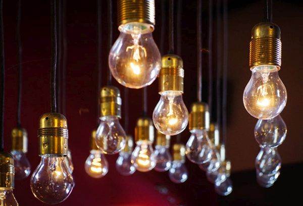Preţul energiei electrice creşte cu până la 13% pentru consumatorii care nu au contracte pe piaţa liberă