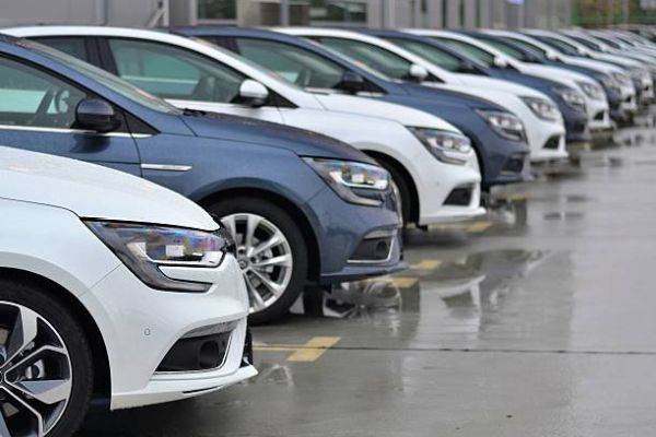 Cei mai mulţi români ar alege un consultant pentru a-şi cumpăra o maşină bună