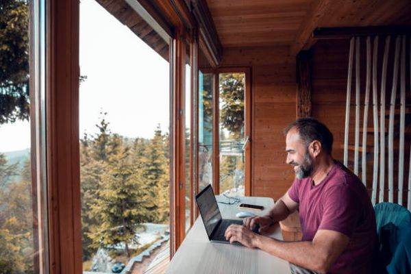 Munca de la distanţă: riscurile şi oportunităţile relocării virtuale
