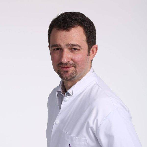 Doctorul Oltjon Cobani ne-a spus că pandemia a pus stop acestui tip de intervenţii, mai ales în perioada de urgenţă, însă, odată cu relaxarea măsurilor şi cu începerea campaniei de vaccinare, numărul pacienţilor s-a reluat.