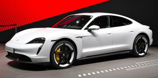 Porsche recheamă 43.000 de automobile electrice Taycan din cauza unui software defect