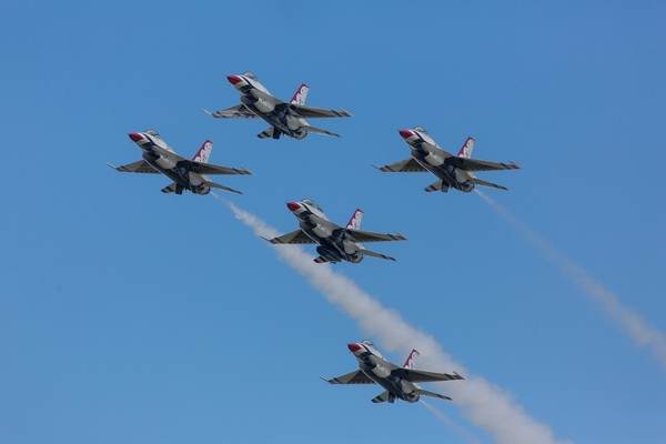 Avioanele F-16 româneşti au simulat o luptă aeriană cu F-16-uri elene