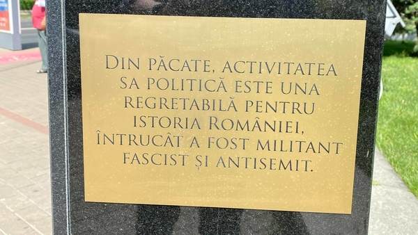 Foto: Statuia lui Octavian Goga din Iaşi - sursa Adrian Cioflâncă