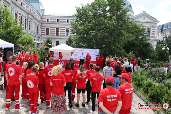 145 de ani de activitate umanitară au fost aniversaţi de Crucea Roşie Română alături de voluntari şi mii de susţinători