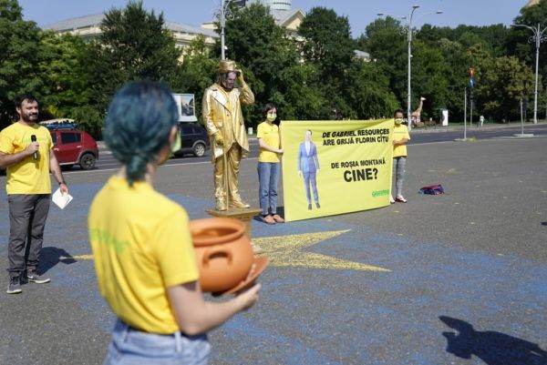 Statuie vivantă aurită, reprezentându-l pe Florin Cîţu, dezvelită în Piaţa Victoriei, în cadrul unui protest Greenpeace