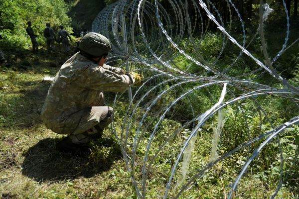 Lituania a început ridicarea unui gard de sârmă ghimpată la frontiera cu Belarus pentru a-i opri pe migranţi