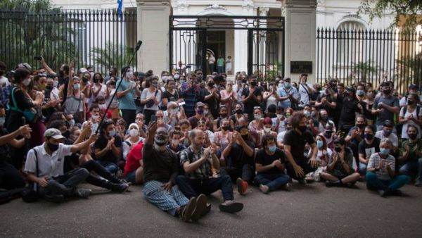 Mii de cubanezi au ieşit în stradă pentru a protesta faţă de guvern