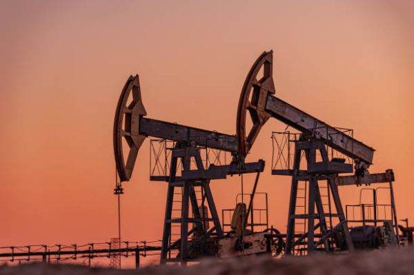 Preţurile petrolului au scăzut miercuri, de teamă că un acord privind producţia între Arabia Saudită şi Emiratele Arabe va mări oferta