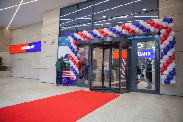 First Bank anunţă noi modalităţi de plată contactless, prin intermediul ceasurilor inteligente