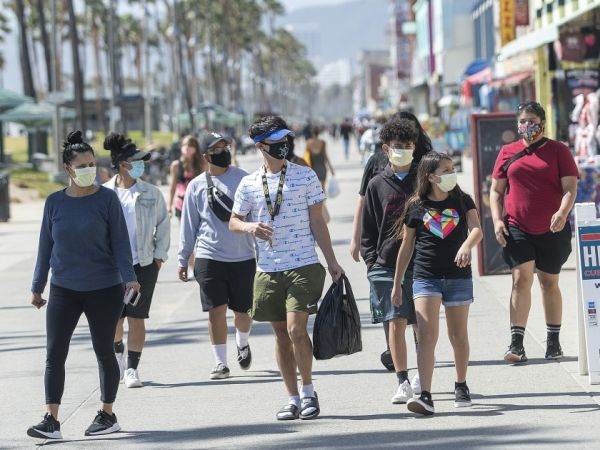 Purtarea măştii va fi din nou obligatorie în spaţii închise la Los Angeles