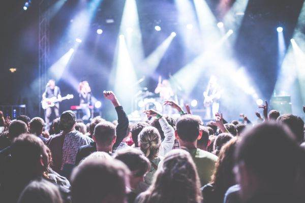 Organizatorii de evenimente culturale ameninţă Guvernul cu acţiuni în justiţie