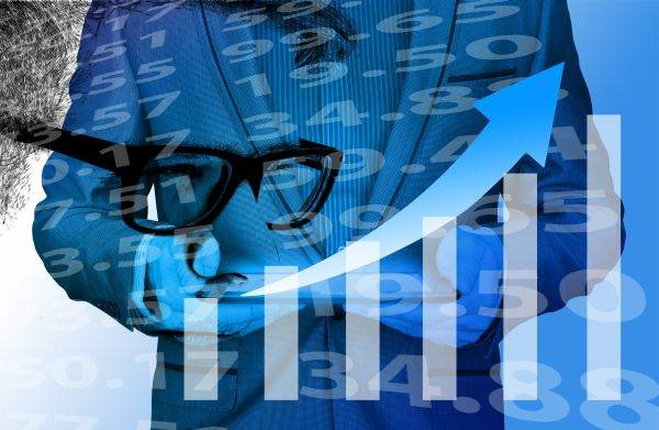 Creştere economică acompaniată de inflaţie, în partea a doua a anului