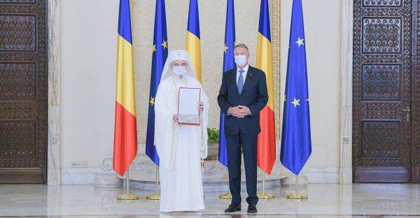 Klaus Iohannis l-a decorat pe patriarhul Daniel cu cea mai înaltă distincţie a statului român