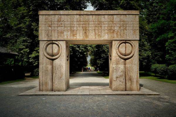 Ansamblul sculptural Constantin Brâncuşi de la Târgu Jiu, cunoscut şi sub numele de Ansamblul monumental "Calea Eroilor" de la Târgu Jiu, este un omagiu adus eroilor căzuţi în timpul Primului Război Mondial, proiectat şi construit de Constantin Brâncuşi. Cele patru componente sculpturale - Masa tăcerii, Aleea scaunelor, Poarta sărutului şi Coloana fără sfârşit - sunt dispuse pe aceeaşi axă, orientată de la apus spre răsărit, cu o lungime de 1275 m.