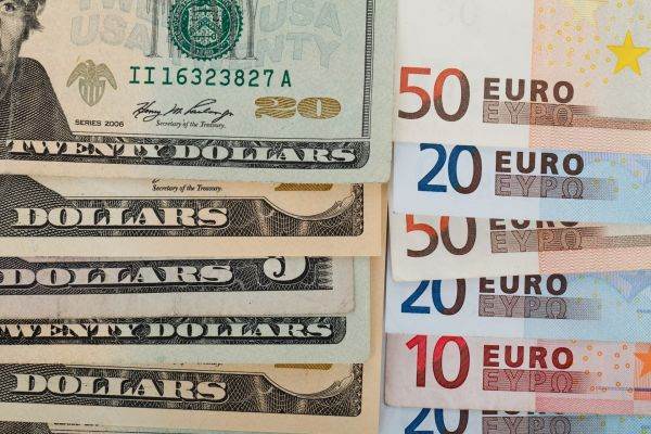 Dolarul, tot mai puternic faţă de euro