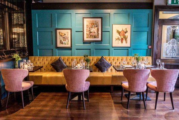 Barurile şi restaurantele din Irlanda îşi redeschid spaţiile interioare pentru clienţii vaccinaţi