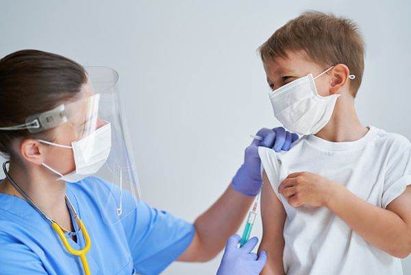 Israelul autorizează vaccinarea copiilor vulnerabili cu vârste cuprinse între 5 şi 11 ani 