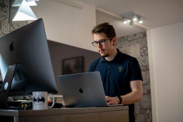 WellCode, în parteneriat cu Banca Transilvania, lansează "Bursele Wellcode"