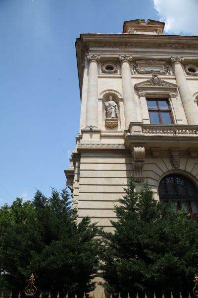 "Revenirea PIB-ului nu echivalează cu dispariţia rănilor economice şi sociale"