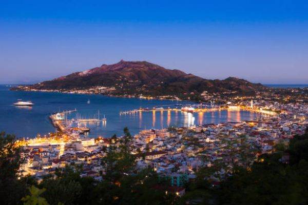 Grecia interzice circulaţia pe timp de noapte în Zakynthos şi o parte a Cretei