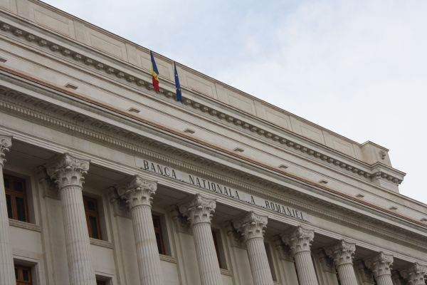 BNR menţine politica acomodativă, în ciuda inflaţiei în accelerare