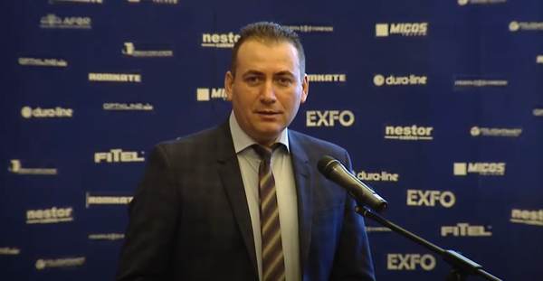Jumătate dintre români consideră calitatea internetului cel mult medie în oraşele mici şi zonele rurale, iar 72% cred că o localitate ar trebui să compenseze prin propria reţea de fibră optică